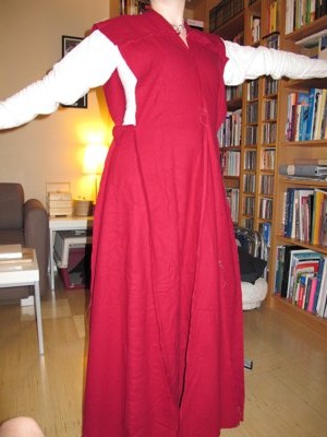 En tanssi zorbasta, vaan esittelen mekkoa ennen sivujen sovitusta / Not doing the zorbas but showing the sides of the dress before they're fitted